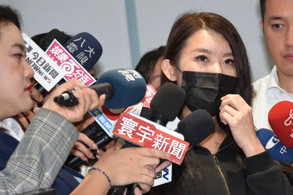 NONO遭控女兒剛出生就性侵櫃姐、恐有近20人受害　「小紅老師」轉述：被害人在無障礙廁所被無套性侵