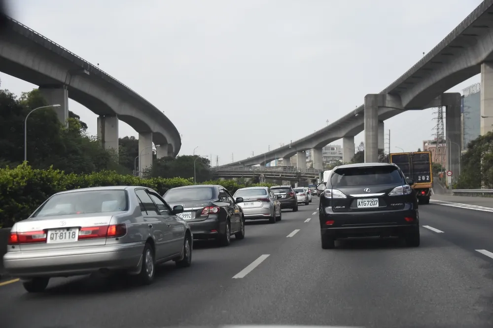 端午連假國道防塞爆　高乘載、匝道管制、費率等交通措施一次看