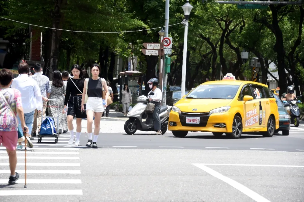 行人停讓新制喊卡！　憂「斑馬線有人一律停車」恐癱瘓交通將於下周再議