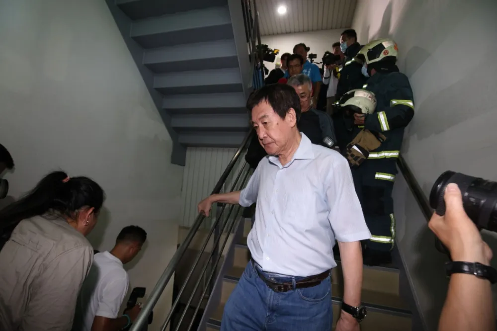 【有片】藍委衝入NCC大樓阻《鏡電視》審查案　兜轉40分鐘「不得其門而入」