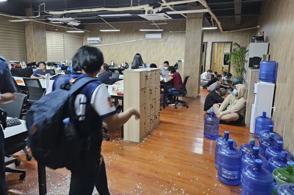 【有片】菲律賓警方破獲最大人蛇詐騙集團　2700人受害包括台灣人每天被迫工作12小時