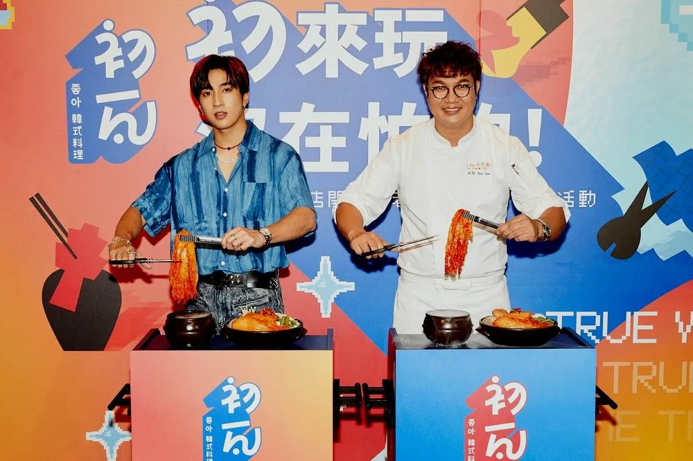 韓料品牌初瓦台中旗艦店開幕　一日店長婁峻碩剪泡菜桌邊秀