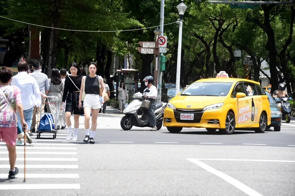 交通新制今上路！　車不讓行人最重罰6000、恢復「13項違規」檢舉