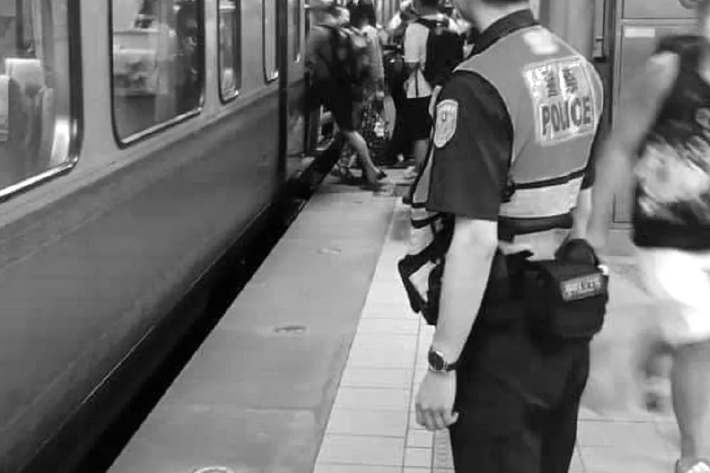 鐵路警斜槓外拍攝影師竟性騷3女模！「想拍底褲、撕絲襪」還跟騷