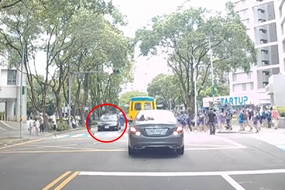 【可惡片】加重罰也不讓！汽車駕駛闖紅燈還猛按喇叭　斑馬線上學童險被輾