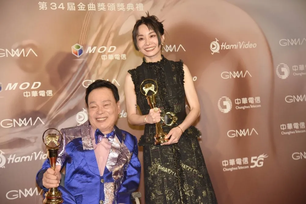 【金曲34】阿吉仔奪最佳台語歌王最感謝老婆　鄭宜農摘台語歌后自稱「菜鳥」