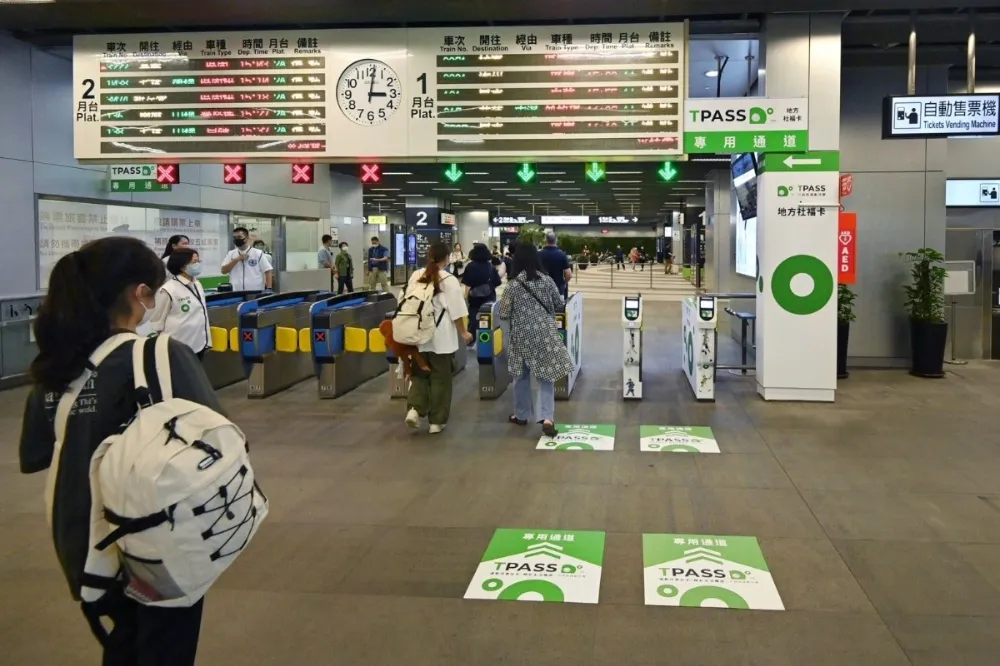 【TPASS懶人包】3大生活圈通勤月票上班首日大考驗　台鐵專用道湧排隊人潮