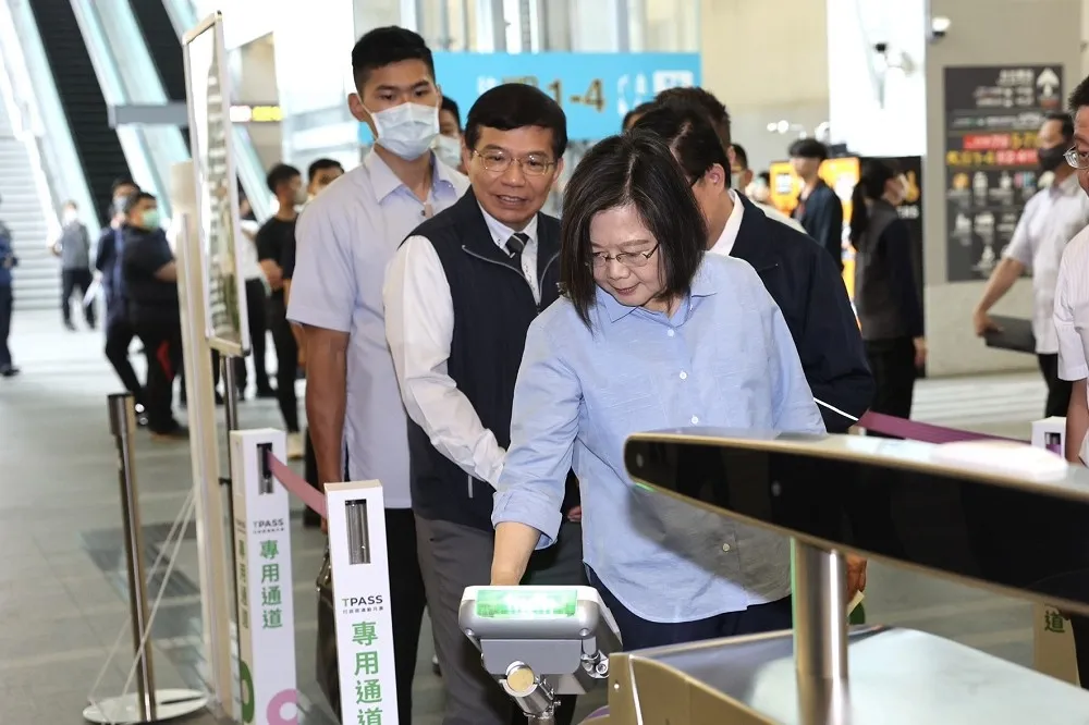 【TPASS上路第3天】搭機捷到桃機視察　蔡英文盼替通勤族減壓  
