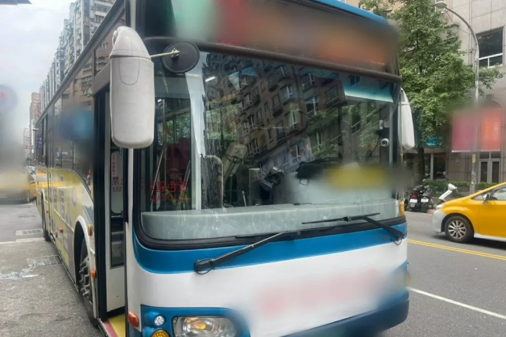 新北首例！公車右轉撞倒行人　警方祭重罰並吊扣執照1年