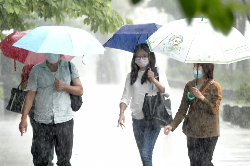 【快訊】中南部5縣市大雨特報！　嘉義大雷雨防雷擊、強陣風