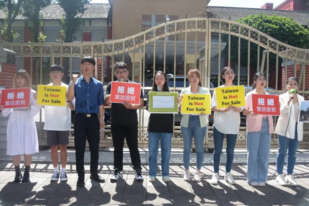 太陽花學運成員重返立法院　反對重啟服貿「台灣不走回頭路」