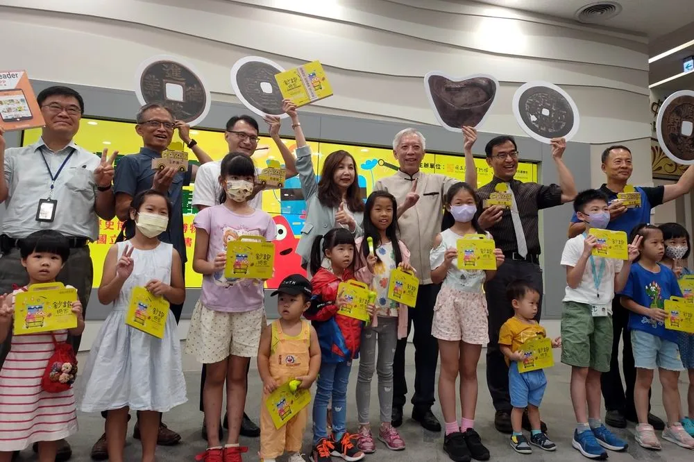 史博館與國資圖邀親子體驗見錢眼開的「鈔跑抵家」行動博物館