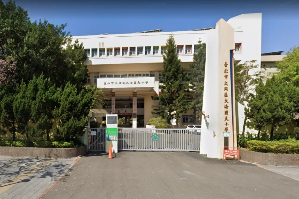 北市大橋國小營養午餐吃到筆心鈕扣　廠商1年出包12次家長罵爆