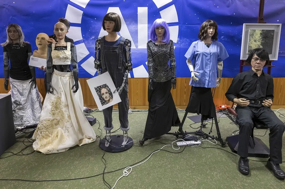 【有片】聯合國AI峰會9仿生機器人亮相　被問「會背叛人類嗎？」出現這反應