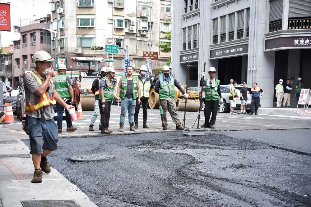 不是太熱！台北市天坑緊急回填　初判漲退潮及污水管破洞致地基掏空