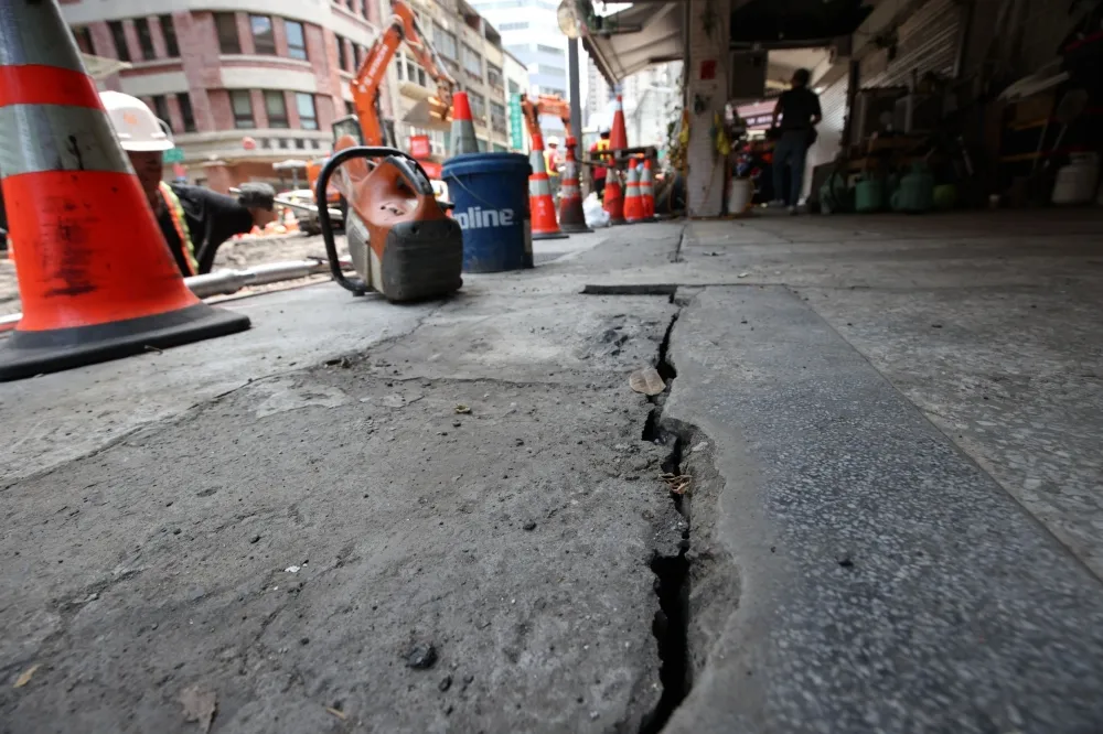 【塌陷片】北市南京西路天坑長達30公尺「地面裂到騎樓前」　今灌漿補強、最快後天通車