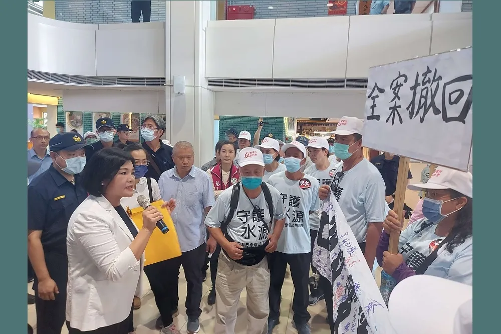 口湖鄉反變電站自救會至縣府遞交陳情書　張麗善籲能源局重視地方民意