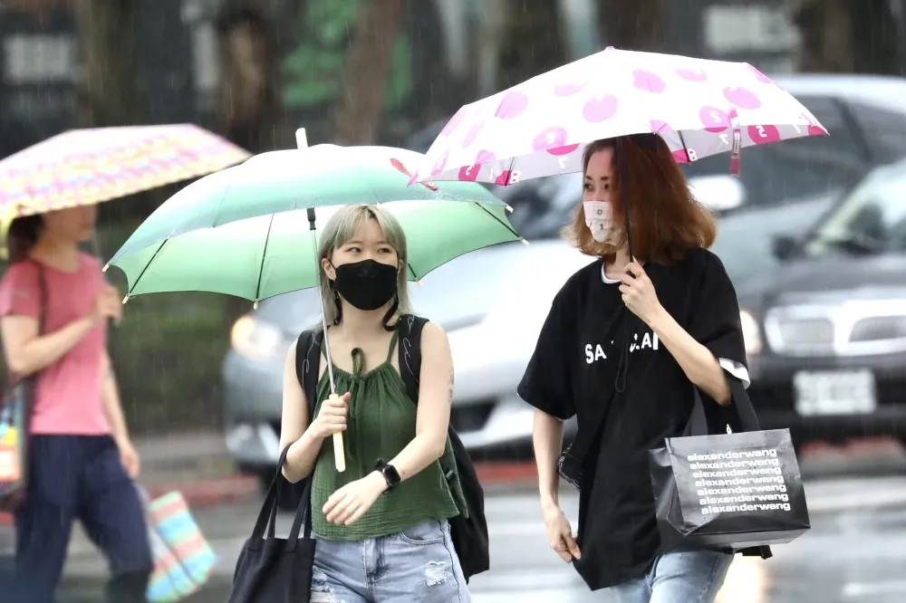 午後雷陣雨擴大！17縣市豪大雨特報、山區大雷雨　新北4區「山區暴雨」示警