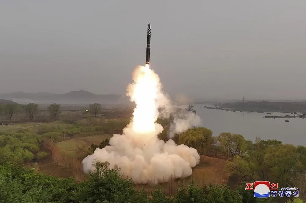 北韓不滿美軍偵察機逼近　怒射彈道飛彈秀肌肉