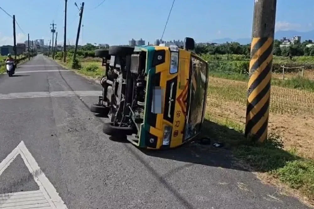 宜蘭娃娃車擦撞計程車「路面翻車」　11學童受傷送醫