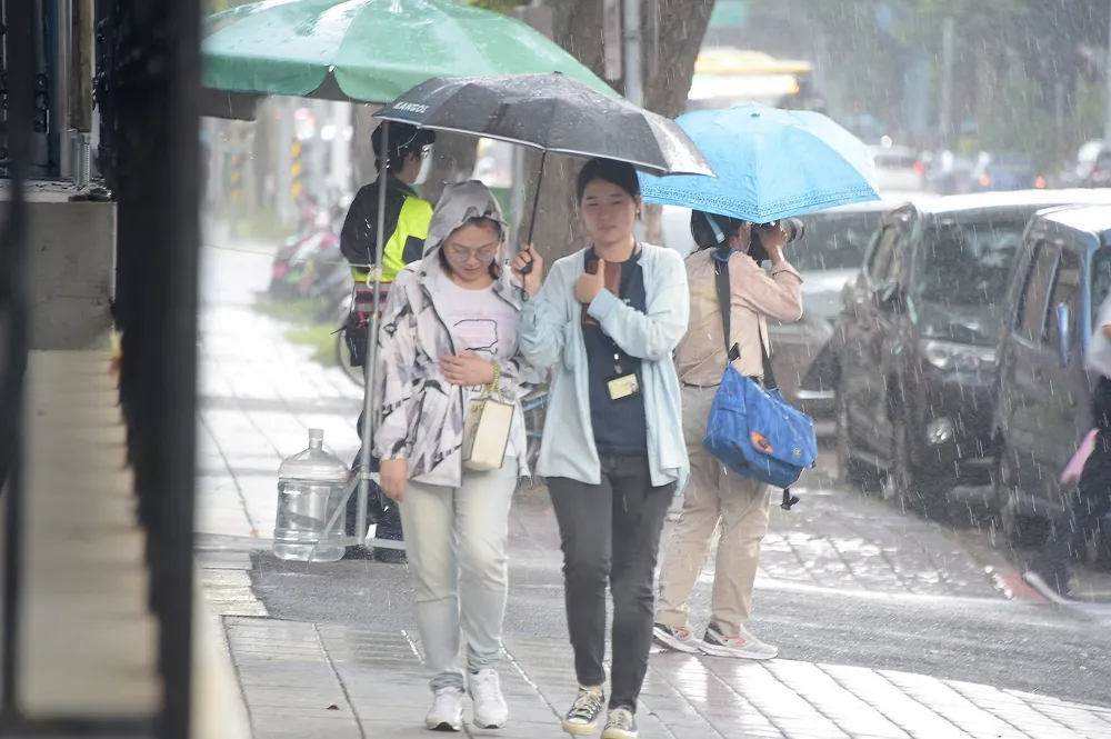 雨神又來了！大雨特報擴大至14縣市　台南以北防雷擊、強陣風