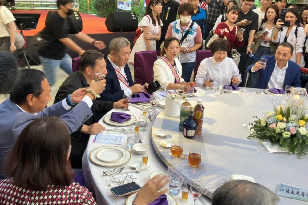 【有片】侯友宜提名後首度同框郭台銘　雙方隔著4人「遙望」敬酒互動少