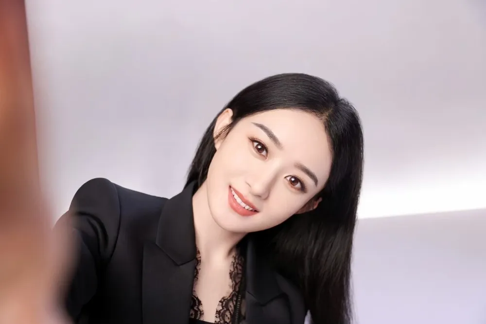 趙麗穎素顏現身街頭美到發光　她甜笑與小女孩互動母愛滿溢