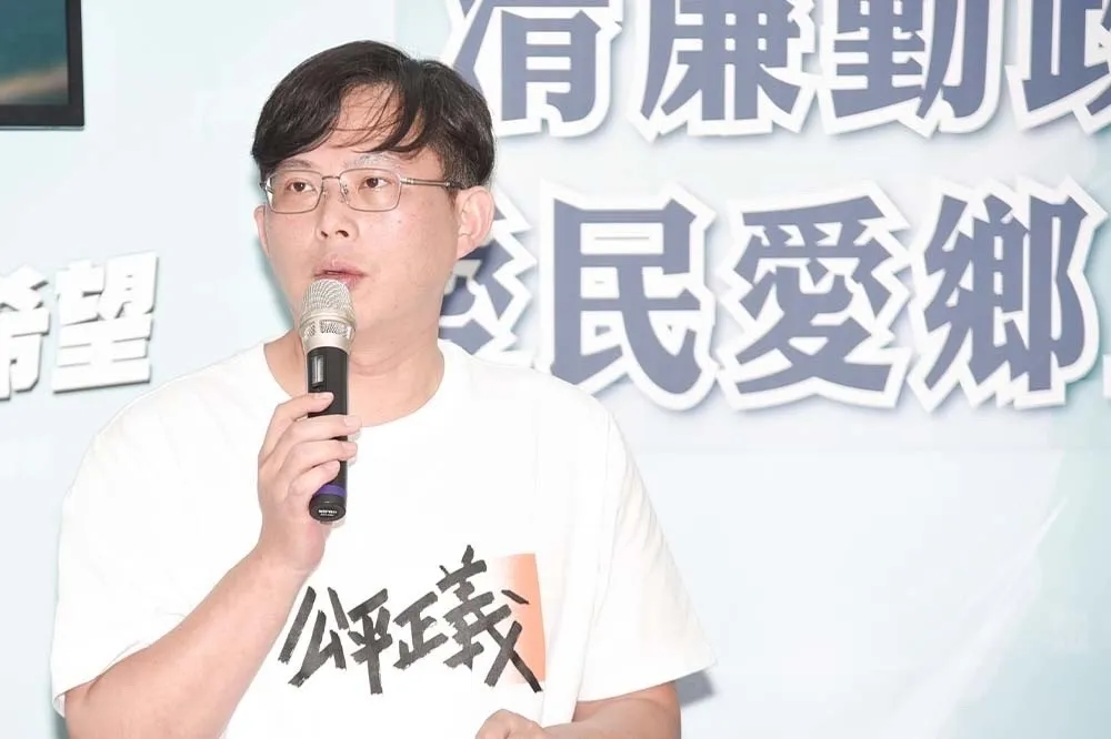 黃國昌透天厝被爆佔用國有地　民代嘲諷：把違建發揮到極致