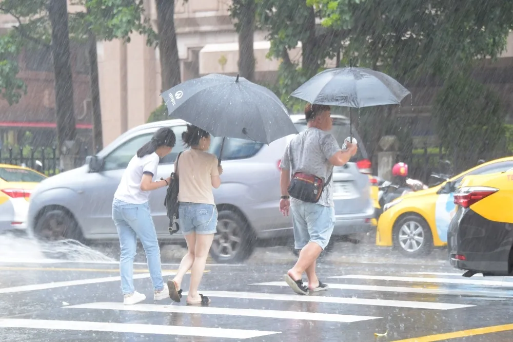 颱風外圍影響！豪大雨往北擴大12縣市　4地大雷雨強襲