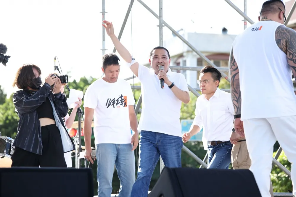 【716大遊行】轟民進黨做不好「換我好好做代誌」　侯友宜遭台下群眾噓爆比倒讚