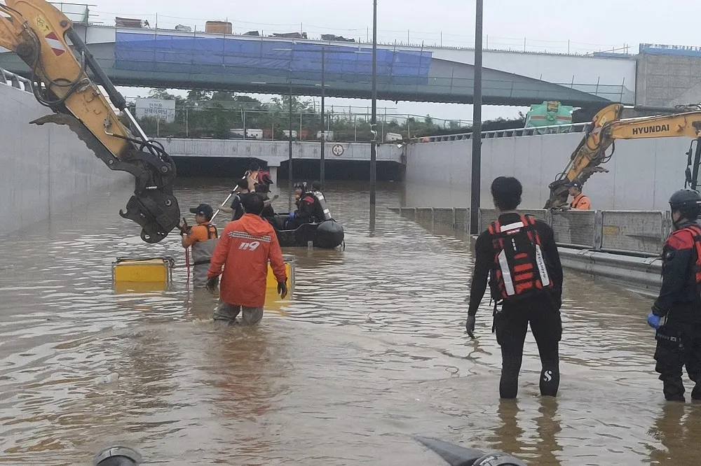 【有片】南韓暴雨40死9失蹤　巴士滅頂前最後畫面曝光