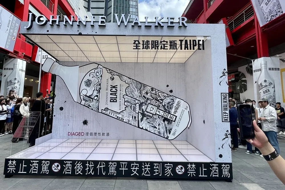 來信義區喝一杯！Johnnie Walker 黑牌 AIR-INK™ 錯視裝置藝術潮黑吧開幕