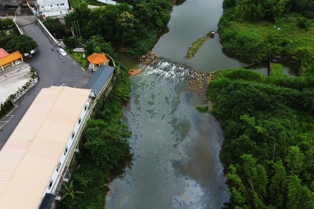 鳳山溪爆發水汙染！新竹縣府重罰、撤銷工廠登記證　籲中央從石門水庫拉專管救關西