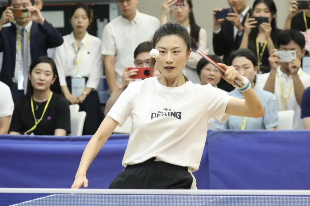 陸生團訪政大　奧運桌球金牌選手丁寧示範「下蹲式發球」超吸睛