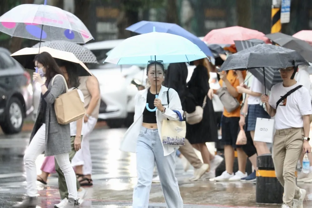 下班帶傘！全台19縣市豪大雨特報　大雷雨往南強襲6地