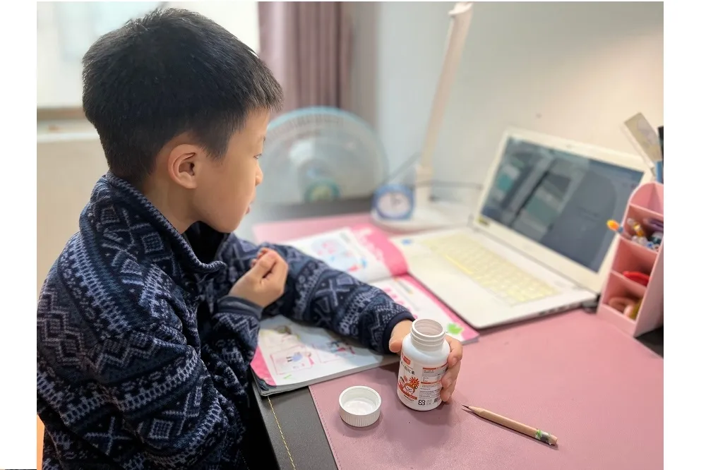  暑假孩童、青少年整天抱3C 適當補充葉黃素守護晶亮