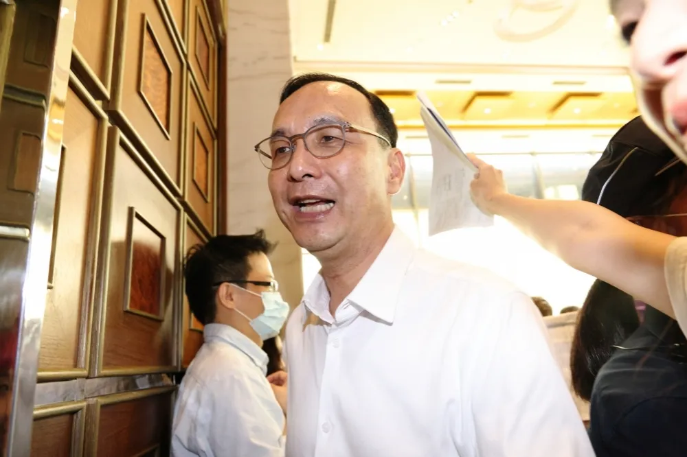 柯文哲曝藍營小雞邀合作　朱立倫祭黨紀卻又稱「下架民進黨才是民主真諦」