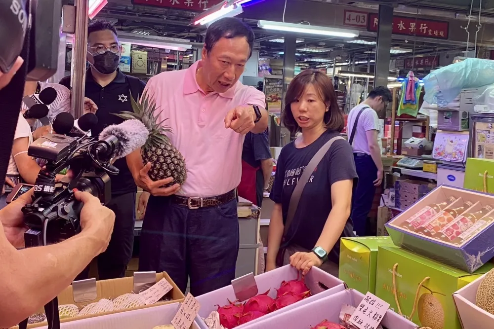 郭台銘訪北農關心農產品銷售　批蔡政府「沒以農民利益為出發點」