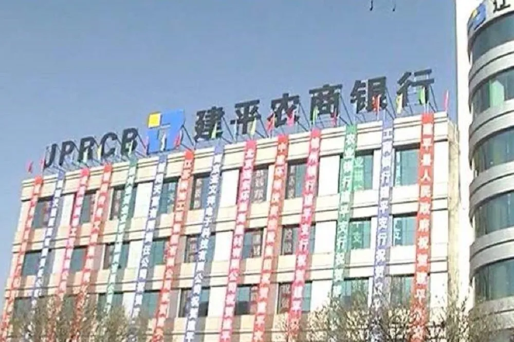 遼寧地方銀行副行長實領不到4千元　被迫兼職打工遭解雇還敗訴惹議