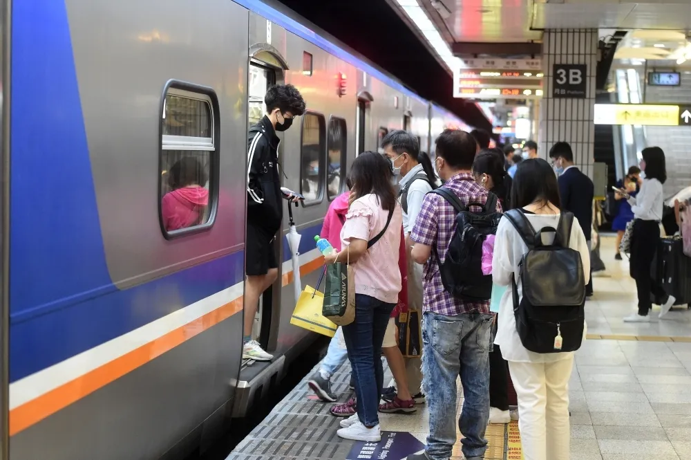 網貼恐怖經歷「搭台鐵遭變態用下體從後方推頂」　另名受害者回應曾遇過他