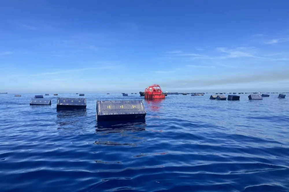 【帛琉天使輪沈沒】千個貨櫃漂流成「水雷」浮沈航道上　屏縣啟動緊急應變