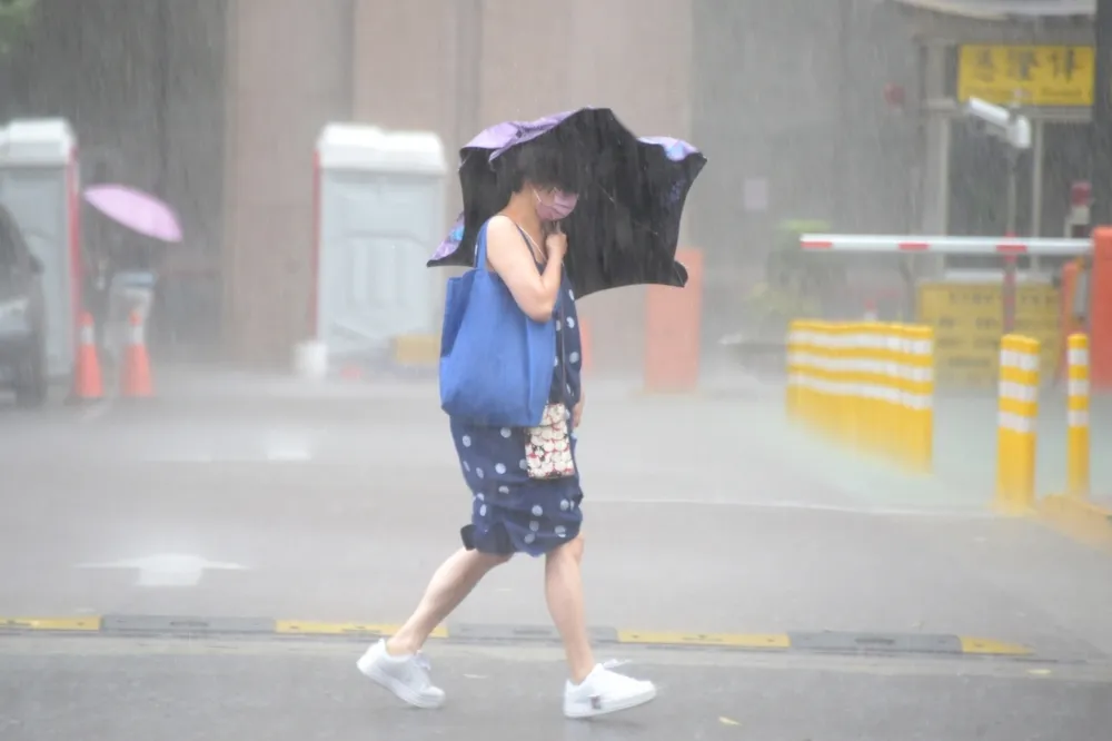 下班又有大雨！7縣市大雨特報　北部、中部山區防強降雨