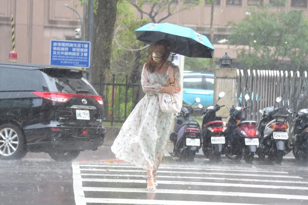 雨區擴大！11縣市大雨特報　新北、桃園防暴雨釀災