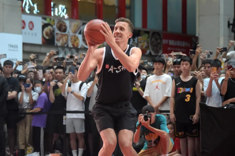 NBA球星「阿舍哥」現身北車　與PLG職籃2新星尬3分球