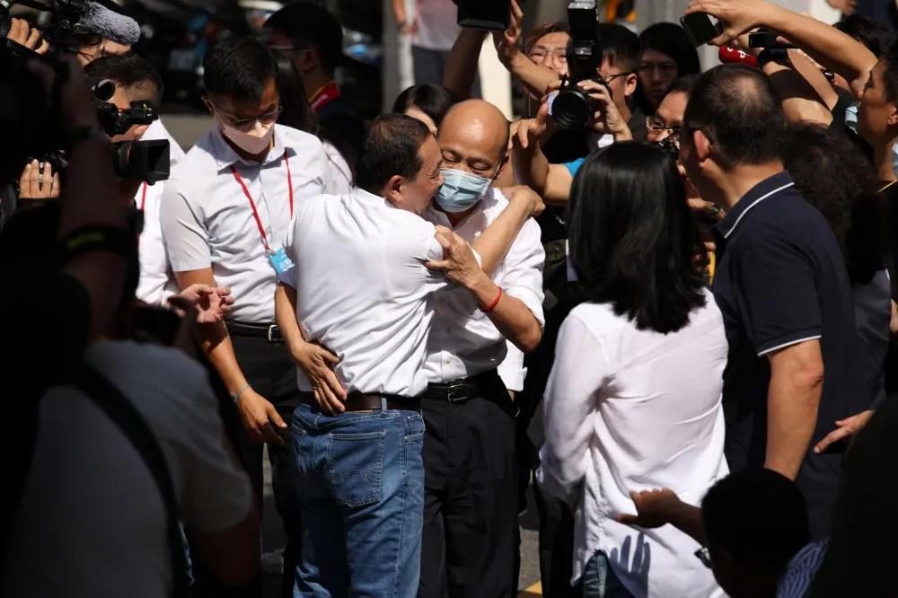 【國民黨全代會】侯友宜親迎擁抱高喊「兄弟」　韓國瑜許願盼侯領導國民黨「下架民進黨」