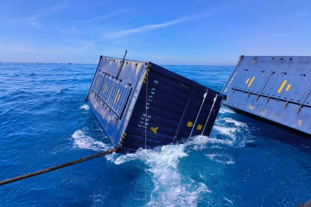 帛琉天使輪貨櫃南漂到大鵬灣　「西南湧」恐致下沉滯留成水雷區