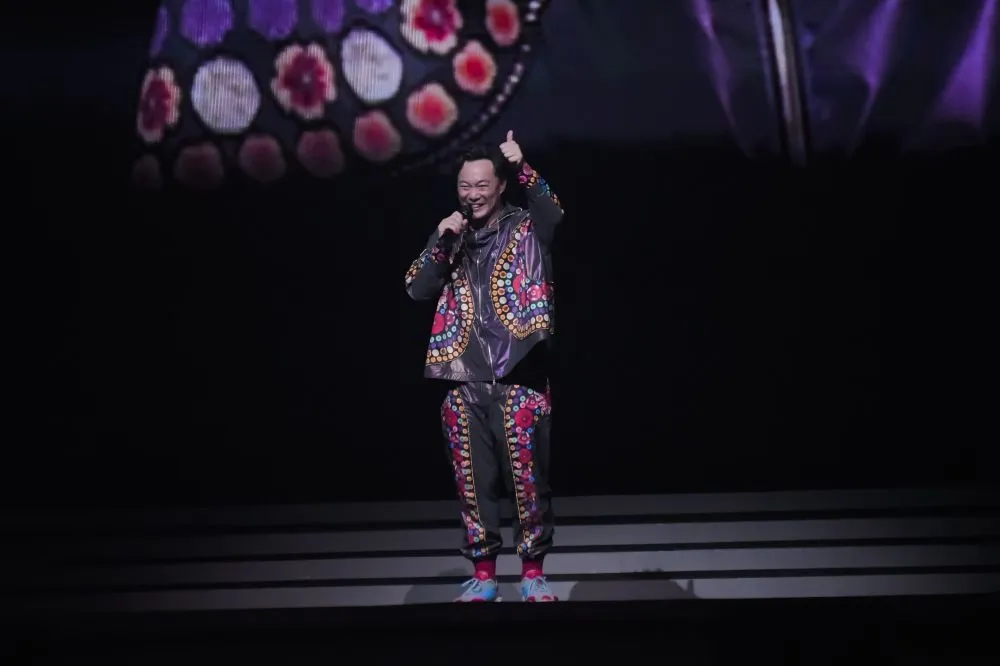 陳奕迅台灣演唱會最終場下跪了　歌迷驚喜慶生他感動直呼：你們非常厲害