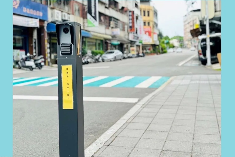 全國首創！ 竹市23處路邊裝卸貨停車格　8/1起試辦智慧停車柱開單科技執法