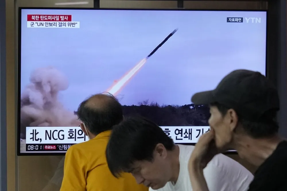 北韓24日半夜朝日本海試射2枚短程彈道飛彈　抗議第二艘美軍核潛艦停靠南韓港口