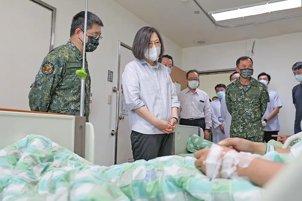 基隆彈藥庫2士官遭「120迫砲」炸斷手　蔡英文、邱國正今赴醫院探視